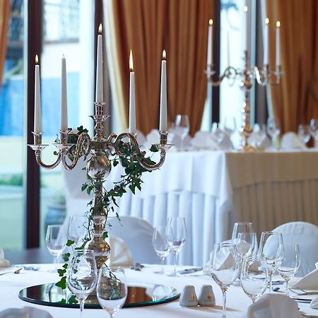 Grand Serai Congress And Spa Ioánina Exterior foto A candelabra on a table