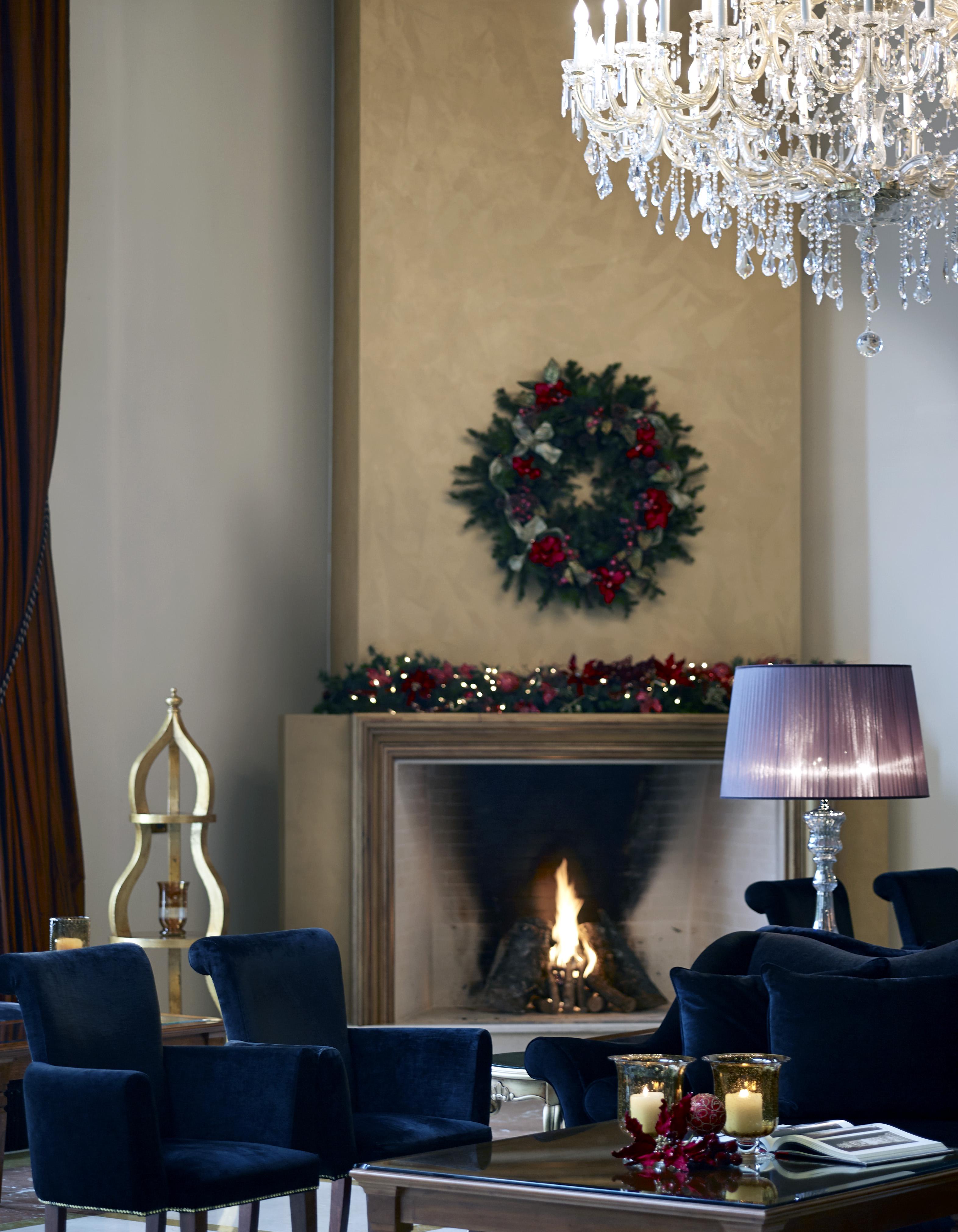 Grand Serai Congress And Spa Ioánina Exterior foto A fireplace decorated for Christmas