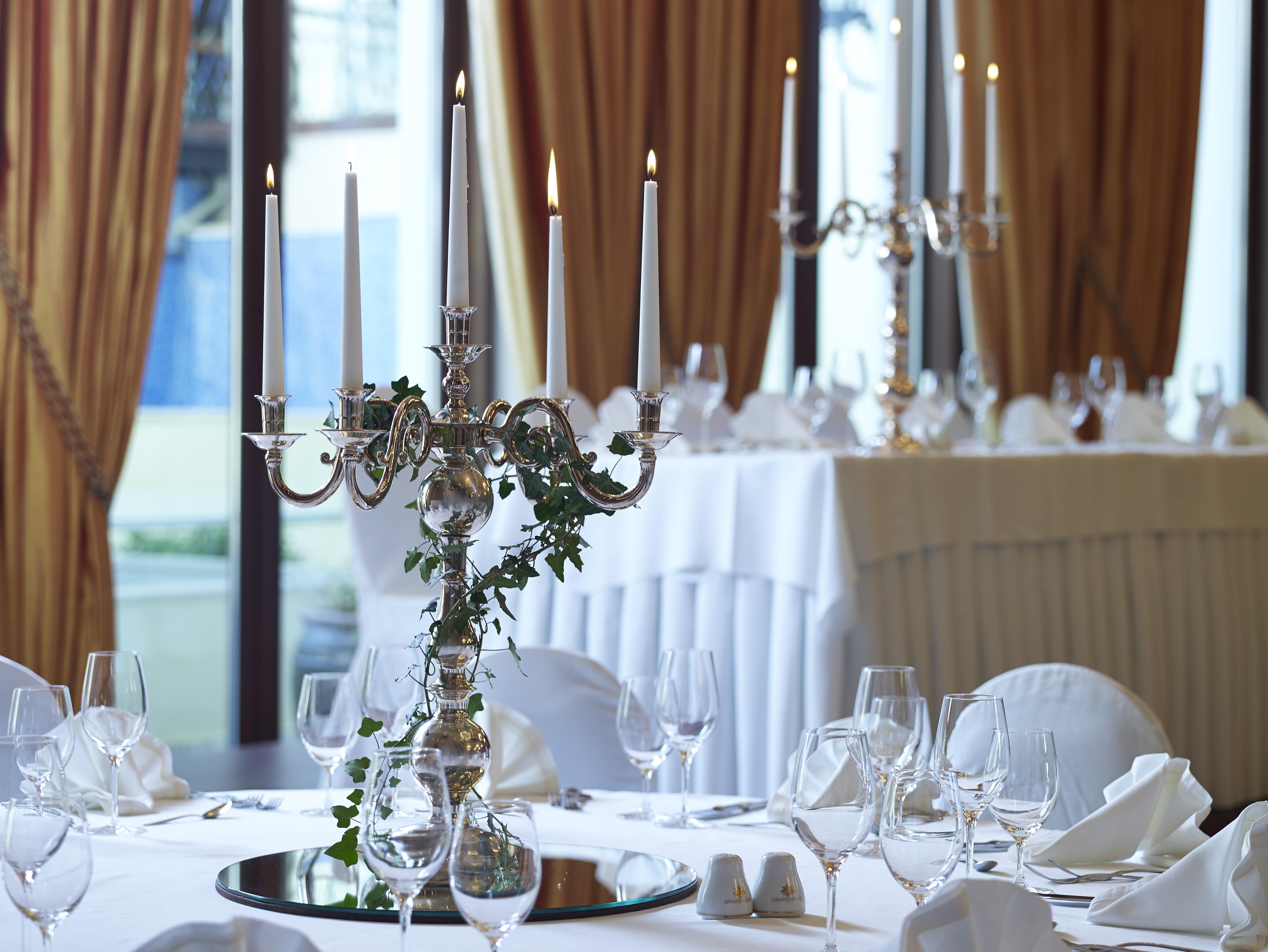 Grand Serai Congress And Spa Ioánina Exterior foto A candelabra on a table