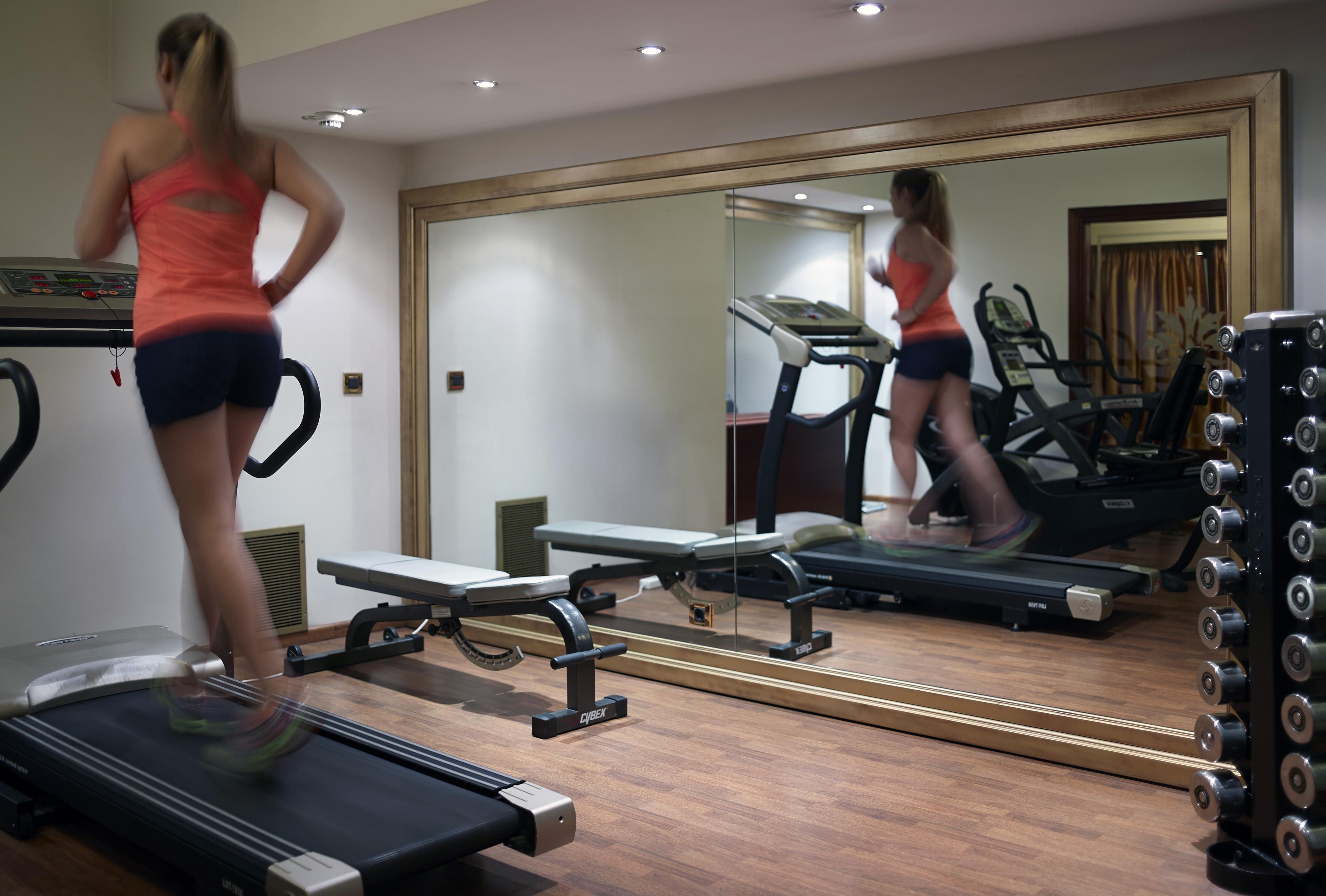 Grand Serai Congress And Spa Ioánina Exterior foto A woman exercising on a treadmill